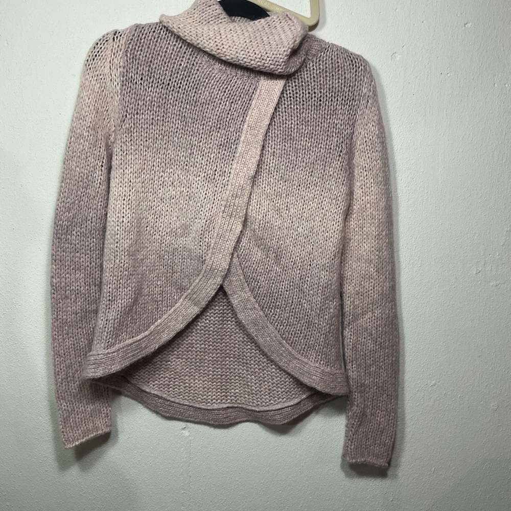 Chic Women's Turtleneck Sweater - Soft Gray